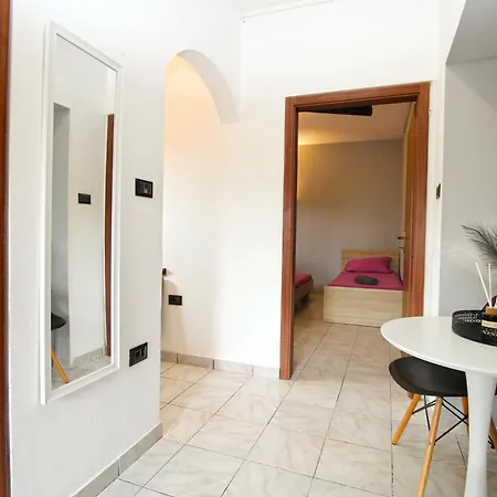 Habitación en casa particular And Stoja 1864 *