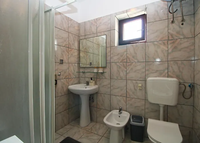 Quarto em Acomodações Particulares And Stoja 1864
